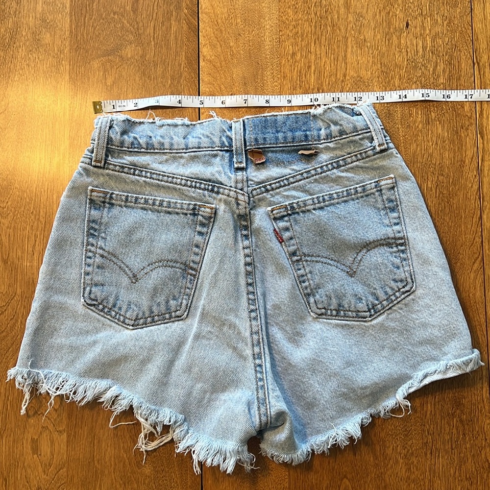 VINTAGE LEVI SHORTS.